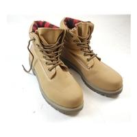 Classic Wheat Nubuck Boots / Size 9