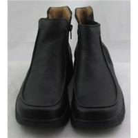 Clarks, size 7.5 black leather Springer boots