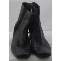 Clarks size 6D black leather ankle boots