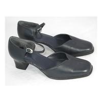 clarks cushion soft size 7 blueblack closed toe sandals