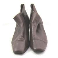 Clarks, size 5 brown leather low rise ankle boots