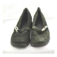 clarks size 7 green suede mary jane style shoes