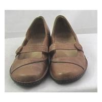 Clarks, size 4.5 light tan leather Mary Jane style shoes