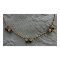 Claire Garnett small bows necklace Claire Garnett - Size: Medium - Metallics - Necklace