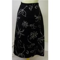 cotswold collections size 22 blackwhite calf length skirt