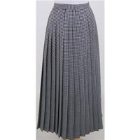 Country Casuals size 10 black & white checked skirt