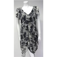 Culture Size 12 Tie-Dye Patterned Grey Dress Culture - Size: 12 - Grey - Short