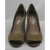 Dalo Shoes, size 6.5/39.5 dark gold open toed courts