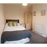 Dble Room 2 miles to Russells Hall Hospital DY2 - First Month rent FREE!!