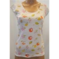 Denim Co. Size 8 White Apple Print Top