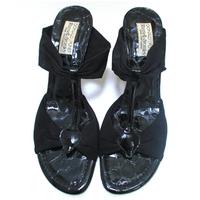 Donald J Pliner For Russell & Bromley Size 8W Black Patent And Fabric Crocodile Patterned Heeled Sandals