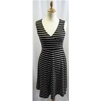 Dorothy Perkins - Size: 8 - Black and white- Striped - Dress