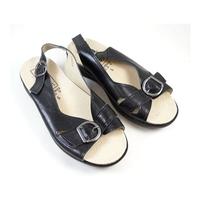 easy b size 5 black sandals