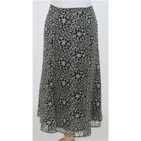 Eastex size 16 black & cream patterned skirt