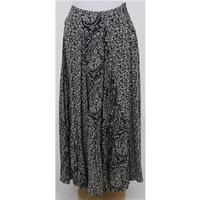 East Size: 8 Black/Cream Long skirt