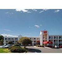 Econo Lodge Inn & Suites Airport