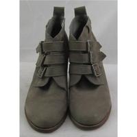 EM, size 6 beige block heeled ankle boots