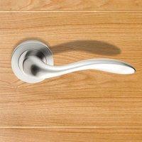 european gi5 giava lever latch handles on round rose