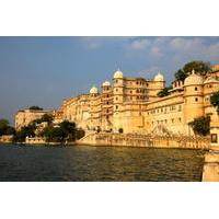 Evening Walking Tour: City Palace, Jagdish Temple and Dharohar Show in Udaipur