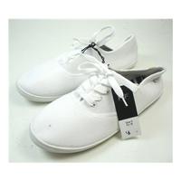 f f size 5 white flat shoes