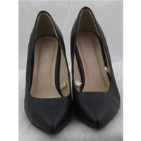 f f size 7 black stiletto heeled court shoes