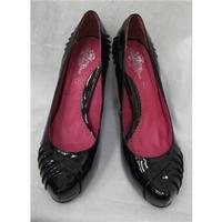 fabuluscious size 7 black heeled shoes
