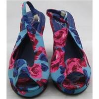 Finish the Look, size 5.5 blue & pink mix floral print peep toe shoes