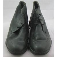 Fly, size 4 bottle green leather chukks boots