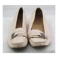 Footglove, size 5.5 cream patent leather loafers