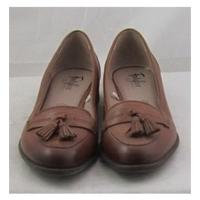 Footglove, size 5 tan leather loafers