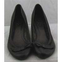 footglove size 7 dark brown wedge heeled pumps