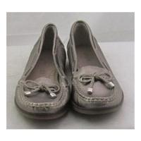 footglove size 5 pewter leather loafers