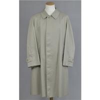 Genuine Burberrys Men\'s Beige rain coat. Size 54 Short. Burberry - Beige - Raincoat