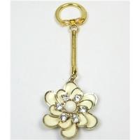 Gold tone cream flower keyring