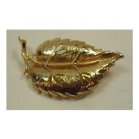 Gold tone leaf brooch