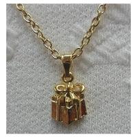 Gold present pendant on gold chain necklace Unbranded - Size: Small - Metallics - Pendant