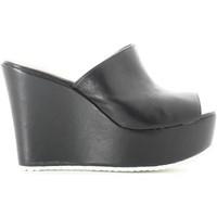 Grace Shoes 15013 Sandals Women Black women\'s Mules / Casual Shoes in black