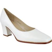 Group Five Cruise Shoes women\'s Court Shoes in white