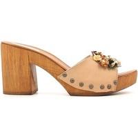 Grace Shoes 72100 Sandals Women Beige women\'s Clogs (Shoes) in BEIGE
