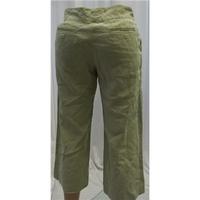 Great Plains Size 8 Light Khaki 3/4 Length Trousers