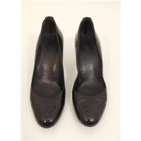 Gucci , size 5/38C black patent leather court shoes