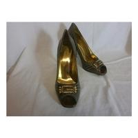 guess by marciano size 7 brown heeled shoes