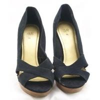 h m size 538 black wedge heeled shoes