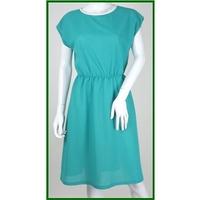 H222 - Size: 14 - Green - Knee length dress