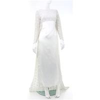 Handmade Vintage circa 1960\'s Size 6 Ivory Wedding Dress with Stunning Petal Design Lace Train