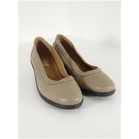 hotter comfort concept uk 5 12 oyster leather court shoes w black heel ...