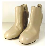 Innovare Size 4 Stone Leather Ankle Boots