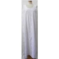 J D Collection - Size: 12/14 - White - Nightdress