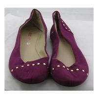 Just Fab, size 9 purple pumps with gold coloured studs