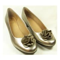 k shoes size 5 wide fit gold coloured court shoes in faux leather uppe ...